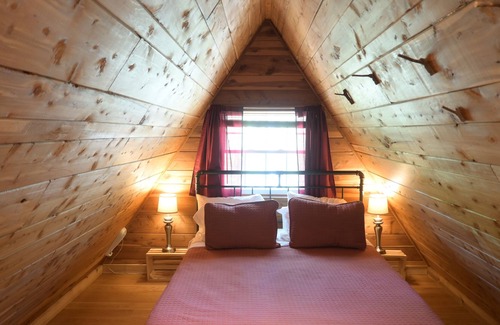 Sloans Valley Cabina | Lakefront A-frame: rare private dock, rock wall views, short walk to boat ramp