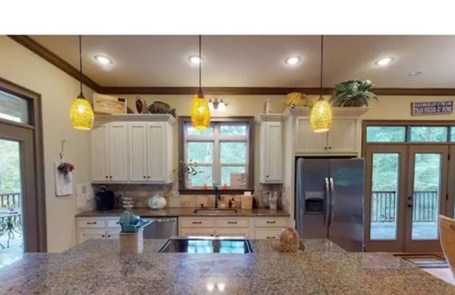 Savannah Casa | Lakefront Access 6-bed Pickwick Lake House w/ Dock