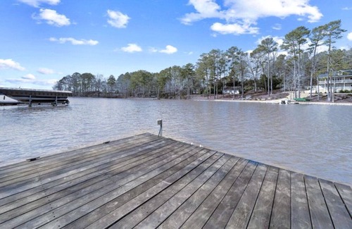Lake Oconee Casa | Lakefront Architectural Wonder in Cozy Cove w Dock