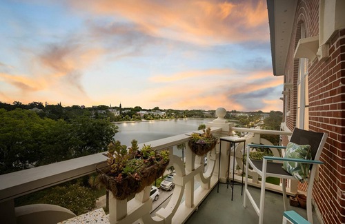 Harleston Village Condominio | Lakefront balcony, walk to MUSC/food, luxe decor; 1 bedroom historical charmer!