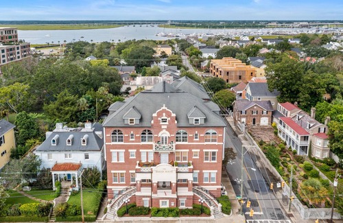 Harleston Village Condominio | Lakefront balcony, walk to MUSC/food, luxe decor; 1 bedroom historical charmer!