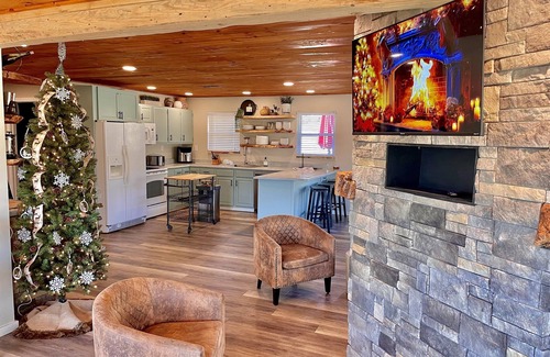 La Follette Cabina | Lakefront, 6bdrm, Hot Tub, beach, fire pits, kayaks, 24’ outdoor Bar! sxs trails