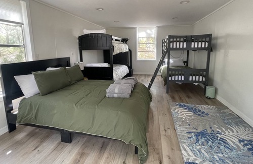 Pomona Park Casa | Lakefront Banana Ln Bungalow with hottub and kayaks