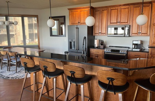 Arnolds Park Condominio | Lakefront BB Corner Condo. Expanded deck & panoramic views & 6 waterpark passes.