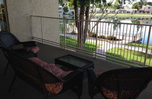 Desert Shores Condominio | PISCINA Y JACUZZI CON VISTAS AL LAGO, HERMOSAS, PACÍFICAS
