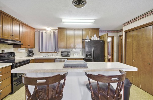 Dennis Casa | Hermosas vistas, 7 dormitorios, 3 baños, casa frente al lago, con capacidad para 24 personas