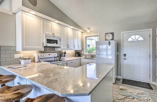LaPlatte I Cabina | Lakefront Bellevue Home: Private Beach & Fire Pit!