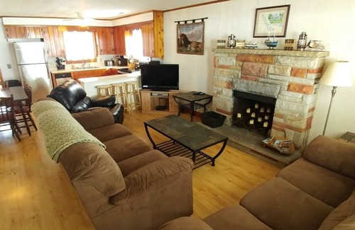 Bemus Point Cabaña | Lakefront Bemus Point Cottage. A / C, 200 pies + muelle moderno. Familia, pesca y diversión!