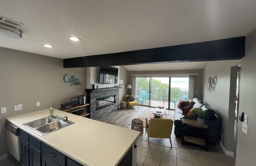 Lake of the Ozarks Condominio | Lakefront Views, Bright & Airy Condo w/ 2 Pools, 2 Hot Tubs & Dock Access