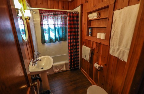 Presque Isle Cabaña | Lakefront Cabin #1 The Sunfish in Presque Isle