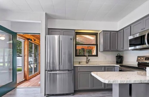Algoma Cabaña | Lakefront Cabin! Amazing Views, Fireplace, Cozy