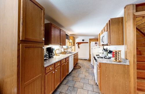 Beaver Cove Casa | Lakefront cabin w / dock, fuego al aire libre, WiFi gratis, cerca de la ciudad - ¡Perros OK!