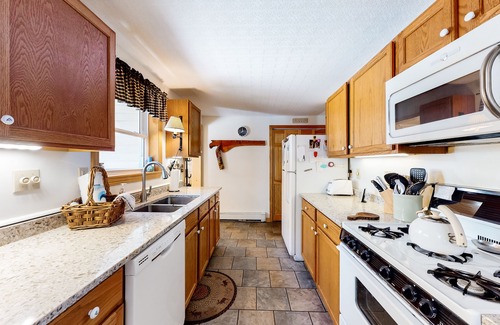 Beaver Cove Casa | Lakefront cabin w / dock, fuego al aire libre, WiFi gratis, cerca de la ciudad - ¡Perros OK!