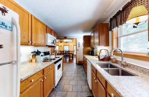 Beaver Cove Casa | Lakefront cabin w / dock, fuego al aire libre, WiFi gratis, cerca de la ciudad - ¡Perros OK!