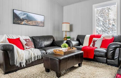 Central Alberta Casa | Lakefront Cabin - Cozy Retreat - 5Beds - TV - Wifi