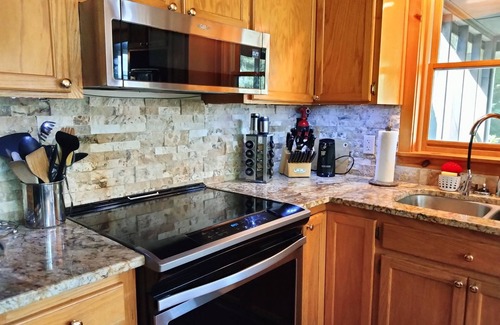 Morganton Cabina | Lakefront Cabin - Dock, Kayaks, Hot Tub, Game room, 2 King Beds
