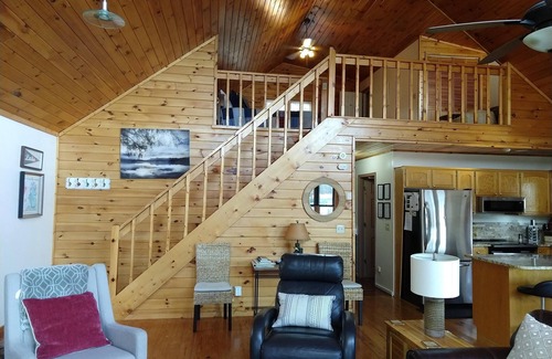 Morganton Cabina | Lakefront Cabin - Dock, Kayaks, Hot Tub, Game room, 2 King Beds