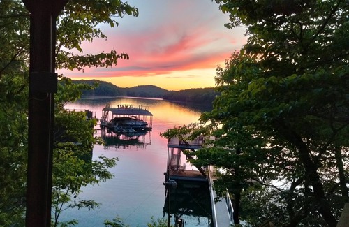 Morganton Cabina | Lakefront Cabin - Dock, Kayaks, Hot Tub, Game room, 2 King Beds