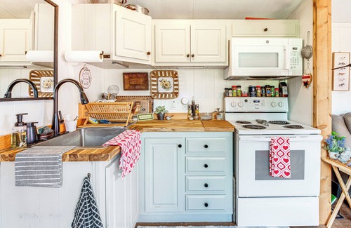 Fowlstown Cabina | Lakefront Cabin in Brinson: ‘Behind the Moon’