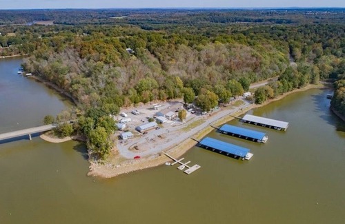 Cadiz Complejo | Lakefront cabin in marina