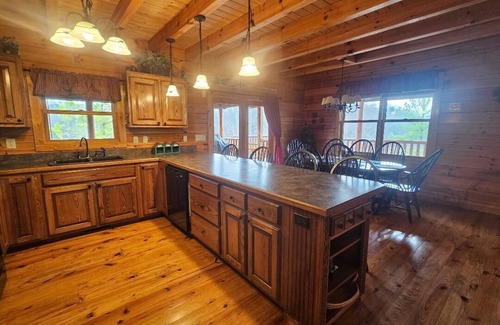 Dandridge Cabina | Lakefront Cabin in Paradise Landing Resort, Mountain Views, Private Dock.