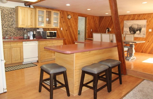 Eureka Casa | Lakefront cabin on Glen Lake! Sleeps 12. Guest House w/2nd kitchen included!