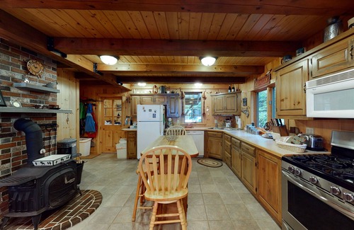 Beaver Cove Cabina | Lakefront Cabin on a Double Lot w/ 500' of Pebble Beach, Outdoor Fireplace, WiFi