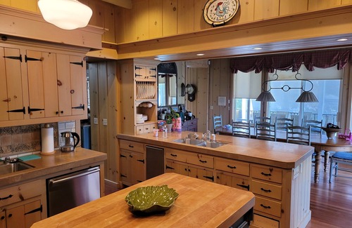 Cedar Glen Casa | Casa de 5,000 pies cuadrados en el agua, muelle privado, en Lake Arrowhead con jacuzzi
