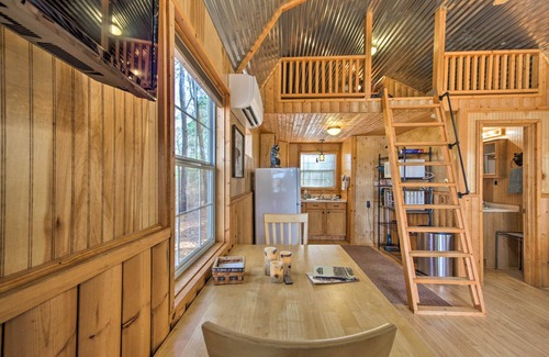 Winnsboro Apartamento | Lakefront Cabin w/ 2 Lofts, Boats on 4 Acres