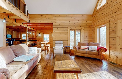 Tazewell Cabina | Lakefront cabin w/fire pit, dock, grill, fireplace, Wi-Fi