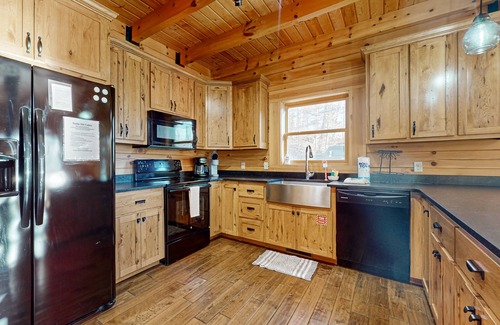 Tazewell Cabina | Lakefront cabin w/fire pit, dock, grill, fireplace, Wi-Fi