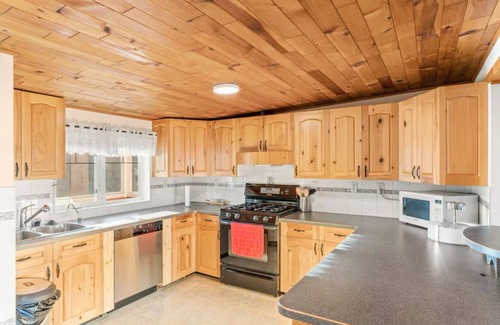 Chestermere Cabina | LAKEFRONT CABIN WITH COVERED DECK, HOT TUB & MORE