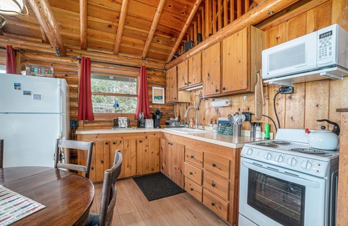 Empire Cabina | Lakefront cabin with 100 ft of Lake Michigan beach, full kitchen, loft, & deck