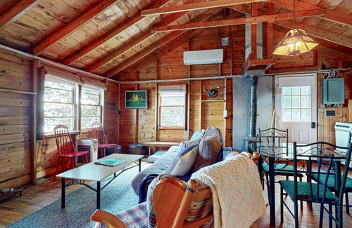 Otis Apartamento | Lakefront cabin with deck, grill, screened porch, & firepit - dog-friendly