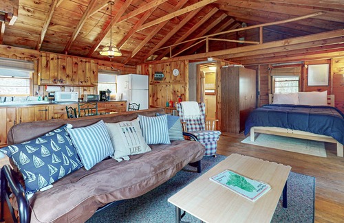 Otis Apartamento | Lakefront cabin with deck, grill, screened porch, & firepit - dog-friendly