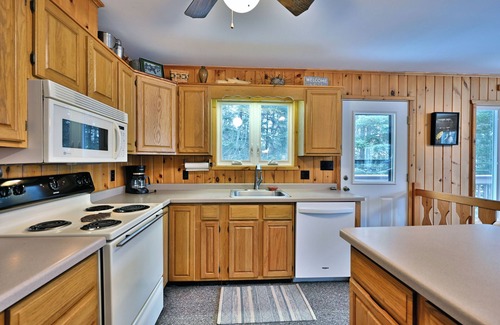 Hayward Cabina | Lakefront Cabin with Dock, Kayaks, and Stunning Views on Quiet Teal Lake