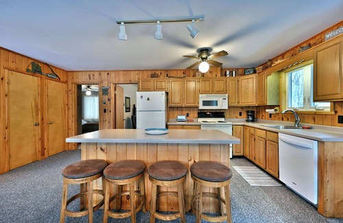 Hayward Cabina | Lakefront Cabin with Dock, Kayaks, and Stunning Views on Quiet Teal Lake