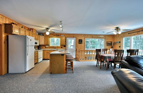 Hayward Cabina | Lakefront Cabin with Dock, Kayaks, and Stunning Views on Quiet Teal Lake
