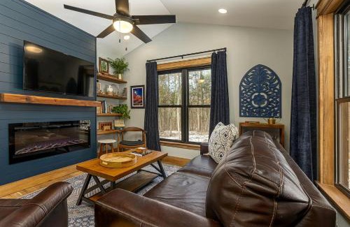 Carbondale Casa | Lakefront Cabin with Fire Pit in Carbondale, Illinois