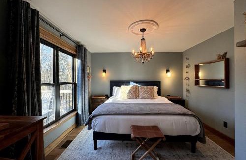Carbondale Casa | Lakefront Cabin with Fire Pit in Carbondale, Illinois