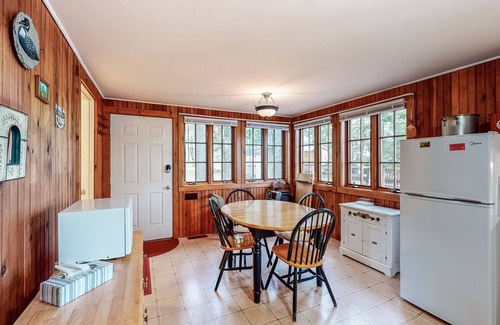 Raymond Cabaña | Lakefront cabin with private dock, 2 kayaks & panoramic views