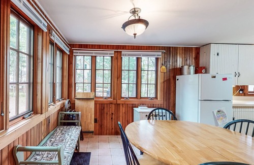 Raymond Cabaña | Lakefront cabin with private dock, 2 kayaks & panoramic views