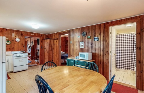 Raymond Cabaña | Lakefront cabin with private dock, 2 kayaks & panoramic views