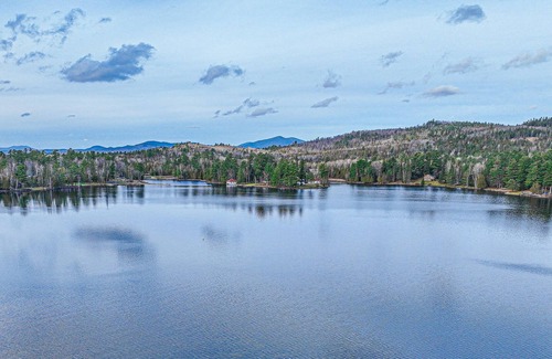 Oquossoc Cabina | Lakefront cabin with screened porch, woodstove, & water access - dog-friendly