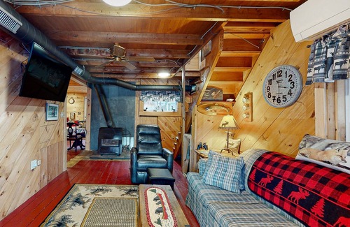 Oquossoc Cabina | Lakefront cabin with screened porch, woodstove, & water access - dog-friendly