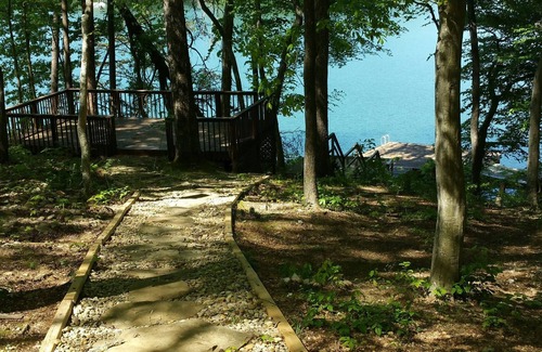 Big Creek Cabina | Cabaña frente al lago con muelle y suave pendiente en el lago Norris