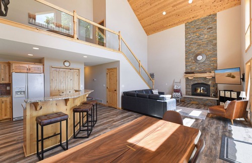 Aitkin Cabina | Lakefront cabin with wall of windows and game room!
