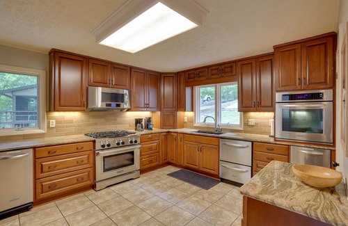 Cadiz Cabina | Lakefront Cadiz Home w/ Hot Tub!