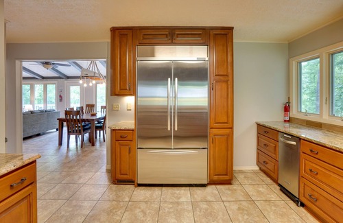 Cadiz Cabina | Lakefront Cadiz Home w/ Hot Tub!