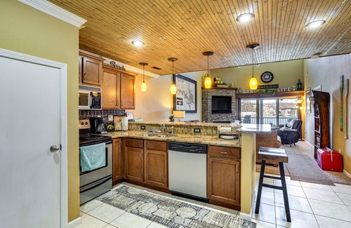Camdenton Condominio | Lakefront Camdenton Condo: Grill & Community Pool
